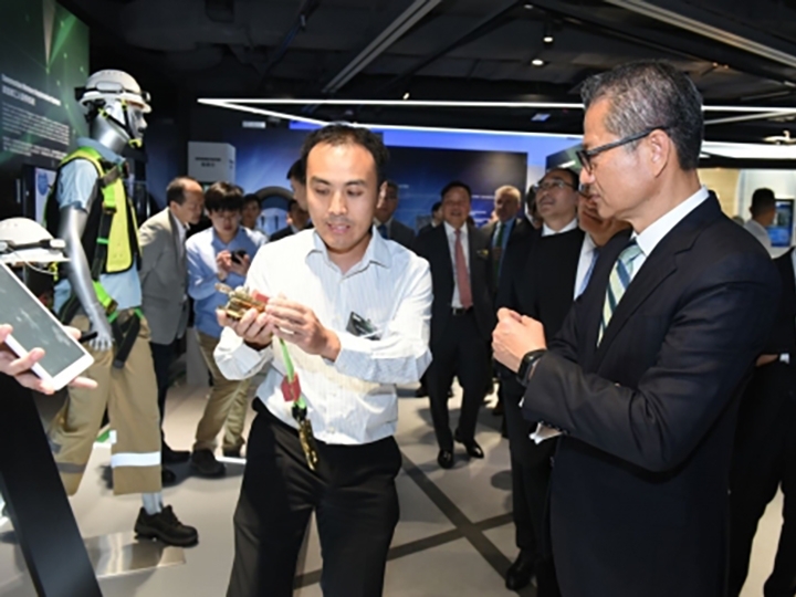 Financial Secretary of HKSAR HON Paul CHAN Mo-po visited LSCM's booth at CITAC-thumb
