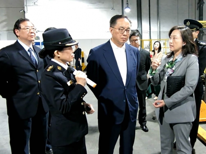 Secretary for IT Visited LSCM’s E-Lock System at Asia Airfreight Terminal-thumb
